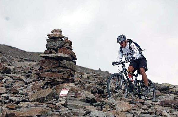 Frischi passes a marker on the first descent, with plenty of rock to greet you on a fall