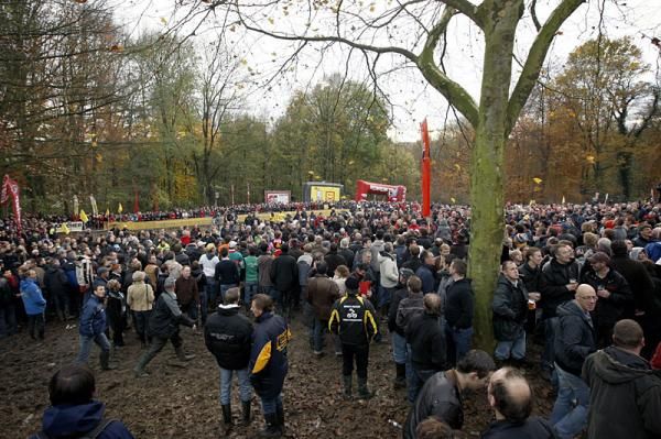 A large crowd was on hand to watch the third round of the Superprestige series in Asper-Gavere.