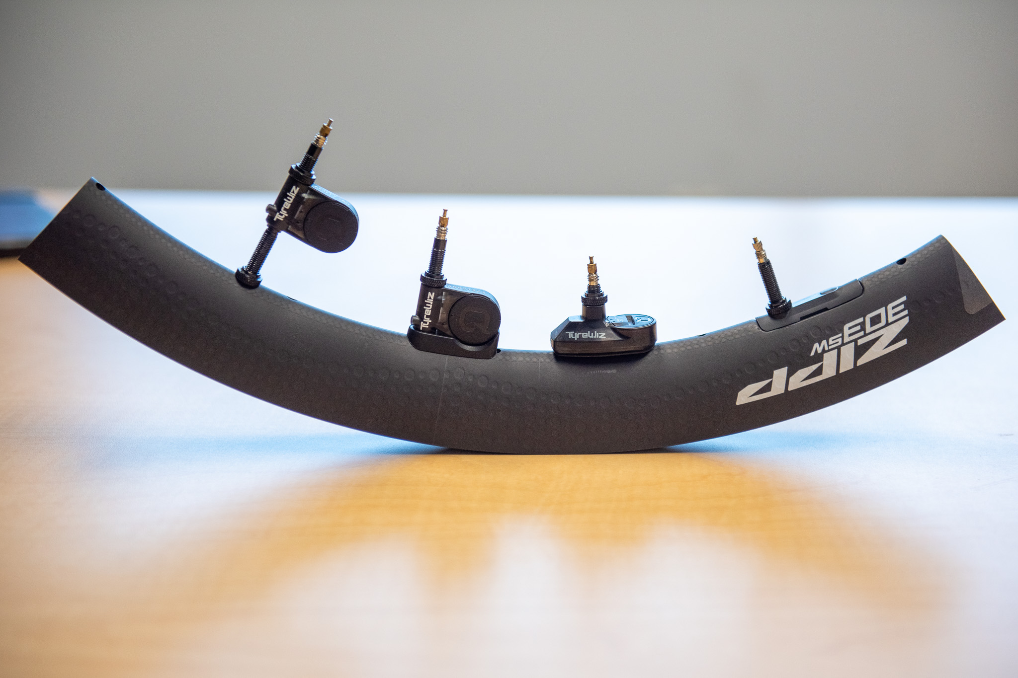 Images of the Zipp 353 NSW with the new integrated AXS wheel sensor