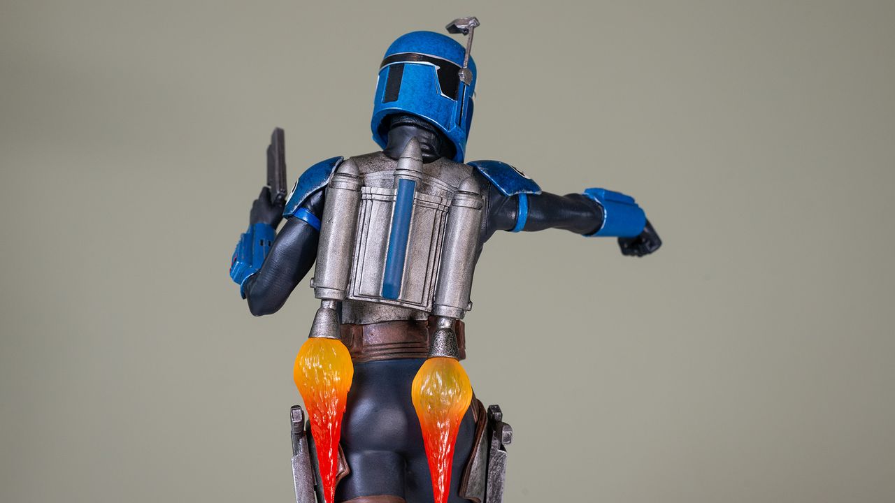 The jetpack on the Bo-Katan Kryze 1:7 scale statue on a green background