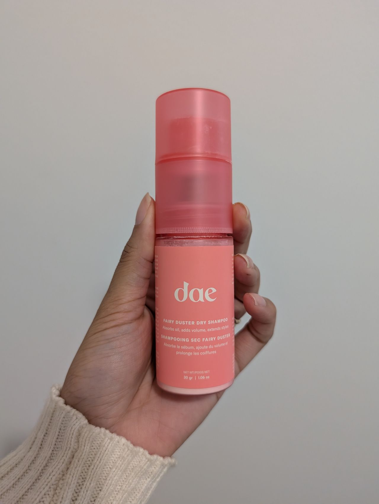 Photo of tester holding the Dae Fairy Duster Dry Shampoo Powder