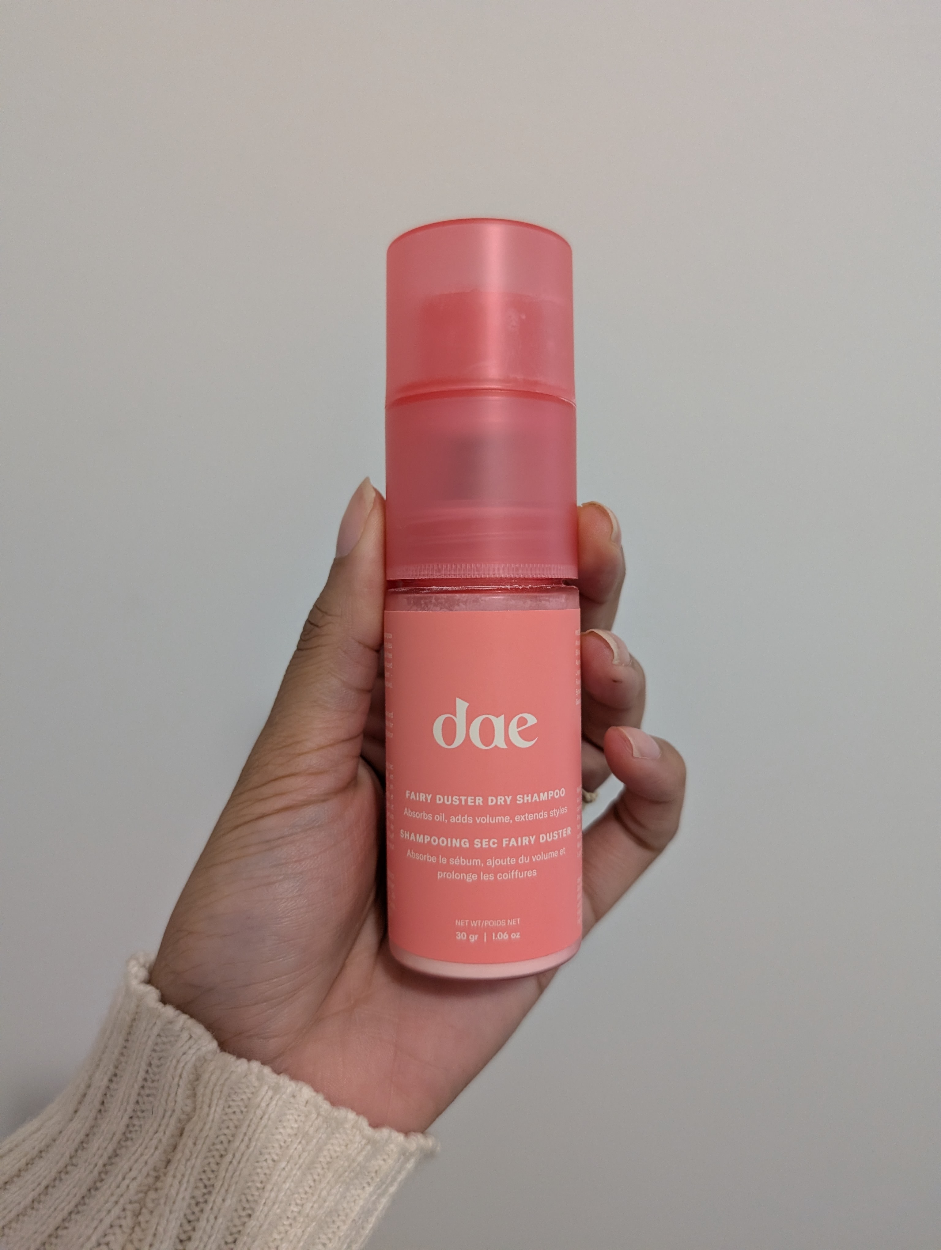 Photo of tester holding the Dae Fairy Duster Dry Shampoo Powder 