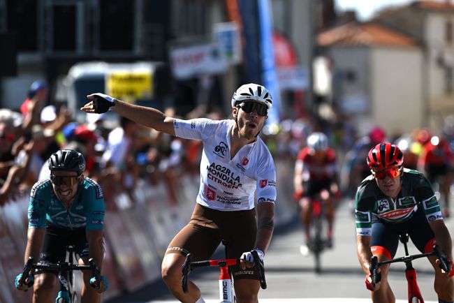 Sarreau doubles up on stage 2 of the Tour Poitou-Charentes | Cyclingnews