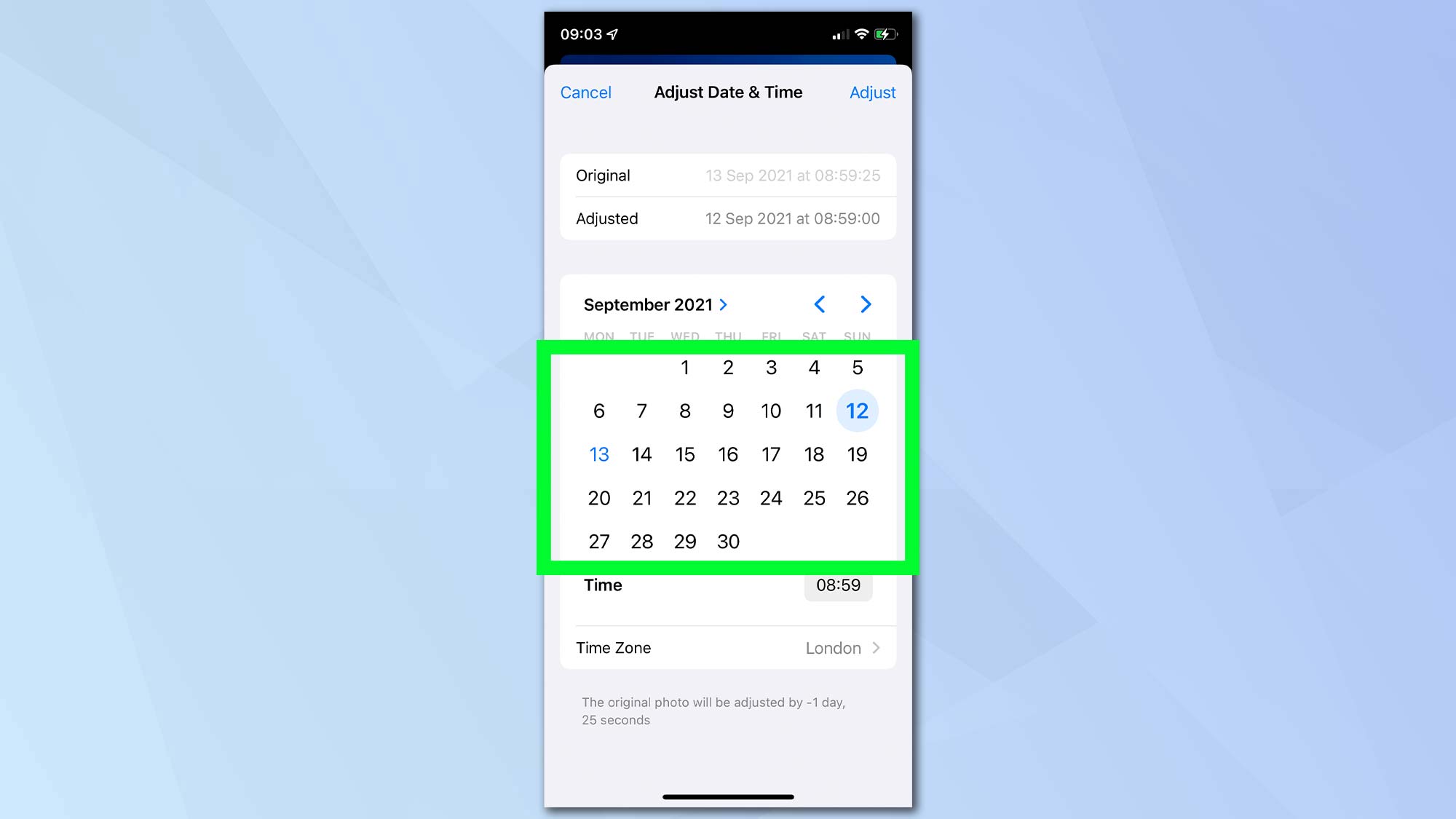 Снимок экрана iOS 15, показывающий приложение «Фотографии» и способ редактирования метаданных даты и времени через календарь.  За скриншотом синий фон
