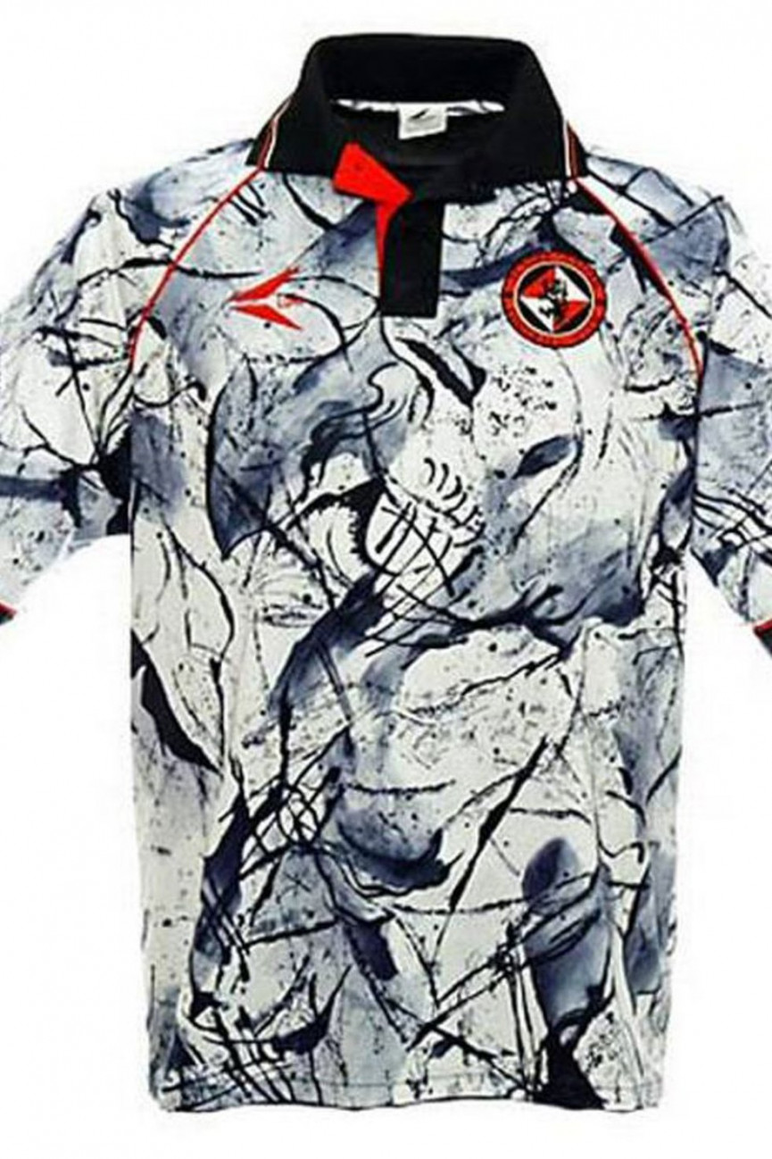 50-worst-football-kits-ever-17-1556697297-inAg-column-width-inline