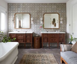 Bathroom with a vintage rug and an upholstered vintage bench