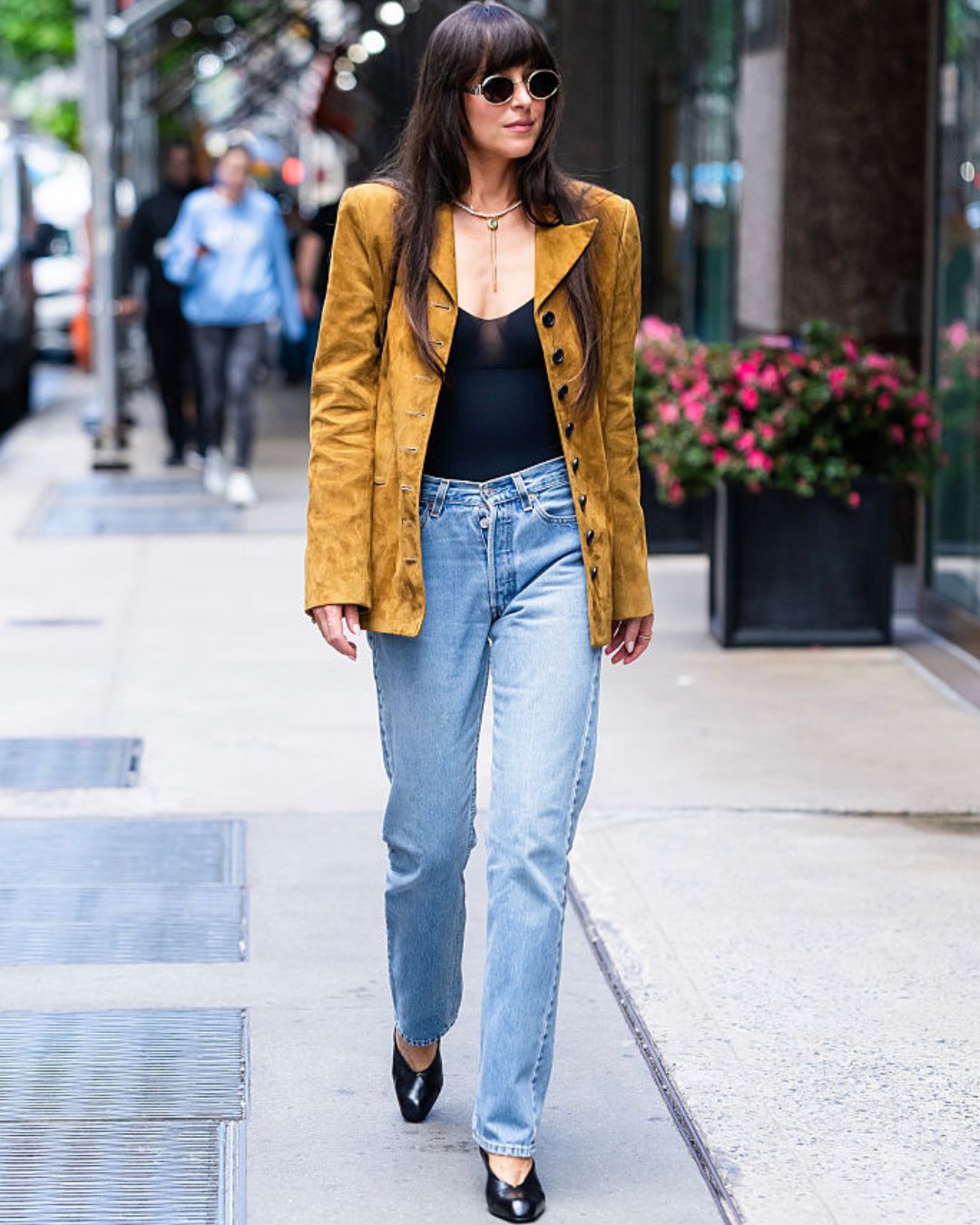 Dakota Johnson, 30 Mayıs 2025'te New York'un Midtown semtinde görülüyor. (Fotoğraf: TheStewartofNY/GC Images)