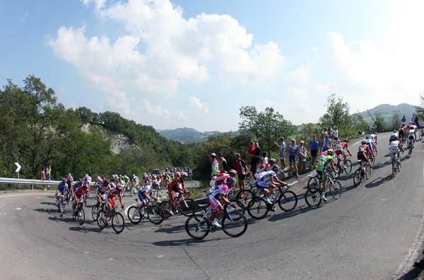 The pelton tackles a climb in the Memorial Cimurri-Grand Prix Bioera.