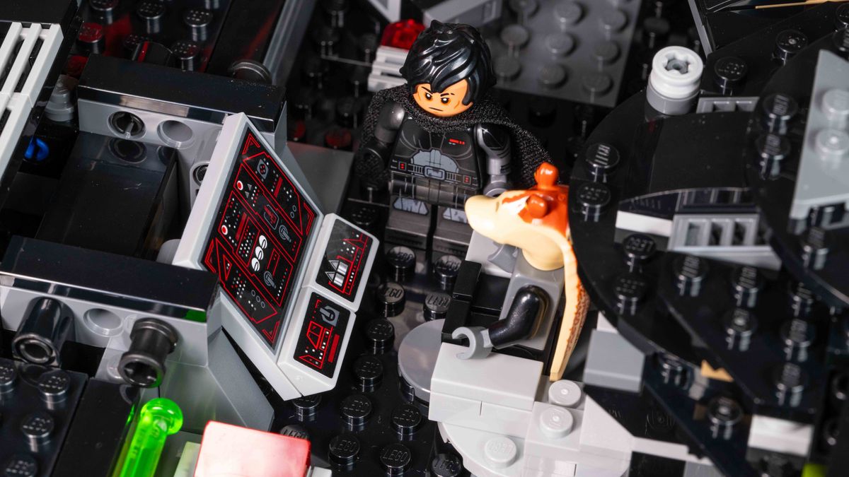 Lego Star Wars The Dark Falcon (75389) captain's chair and main console