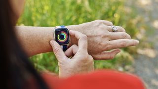 Olympic swimming gold medalist Amy Van Dyken using the Fitness app on an Apple Watch.