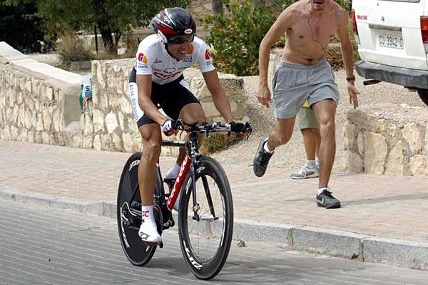 Carlos Sastre shadowed by a supporter