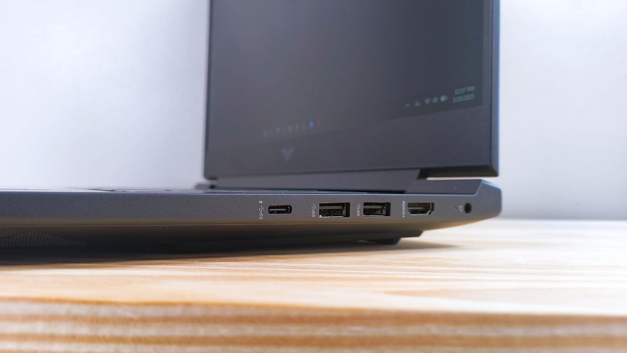 Close up of the ports on the right edge of the HP Victus 16 (S100)