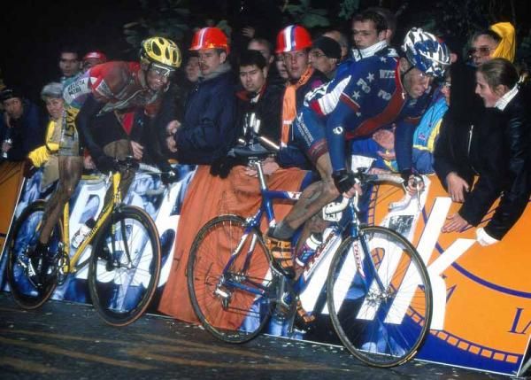 Lance Armstrong (USA) was one of the strongest riders in the 1998 worlds, seen here stretching Markus Zberg in an early break