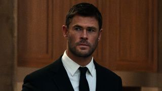 Mike Davis (Chris Hemsworth) looks around in Crime 101.