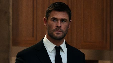 Mike Davis (Chris Hemsworth) looks around in Crime 101.