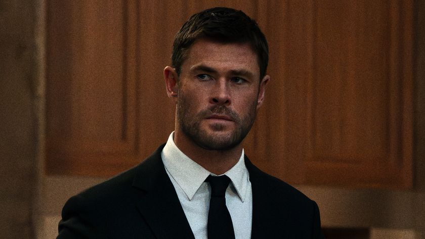Mike Davis (Chris Hemsworth) looks around in Crime 101.