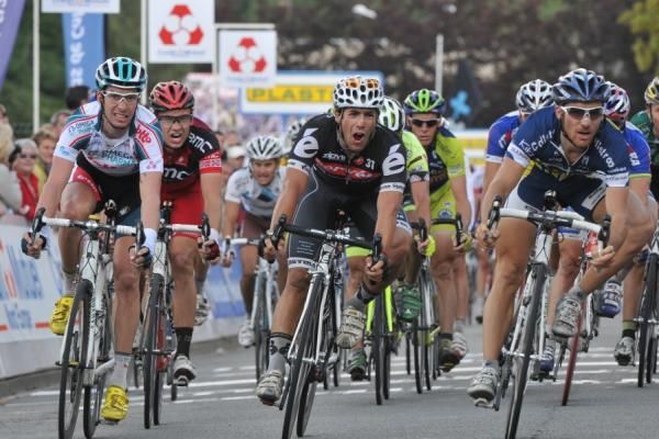 The top three thunder over the line, with Feillu (r) the winner.