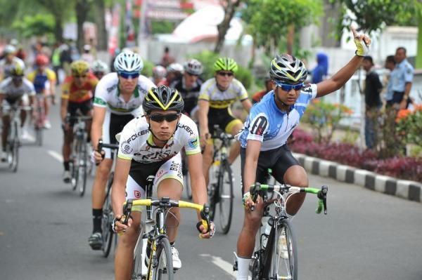 A Wim Cycle Araya Indonesia rider asks for a drink.