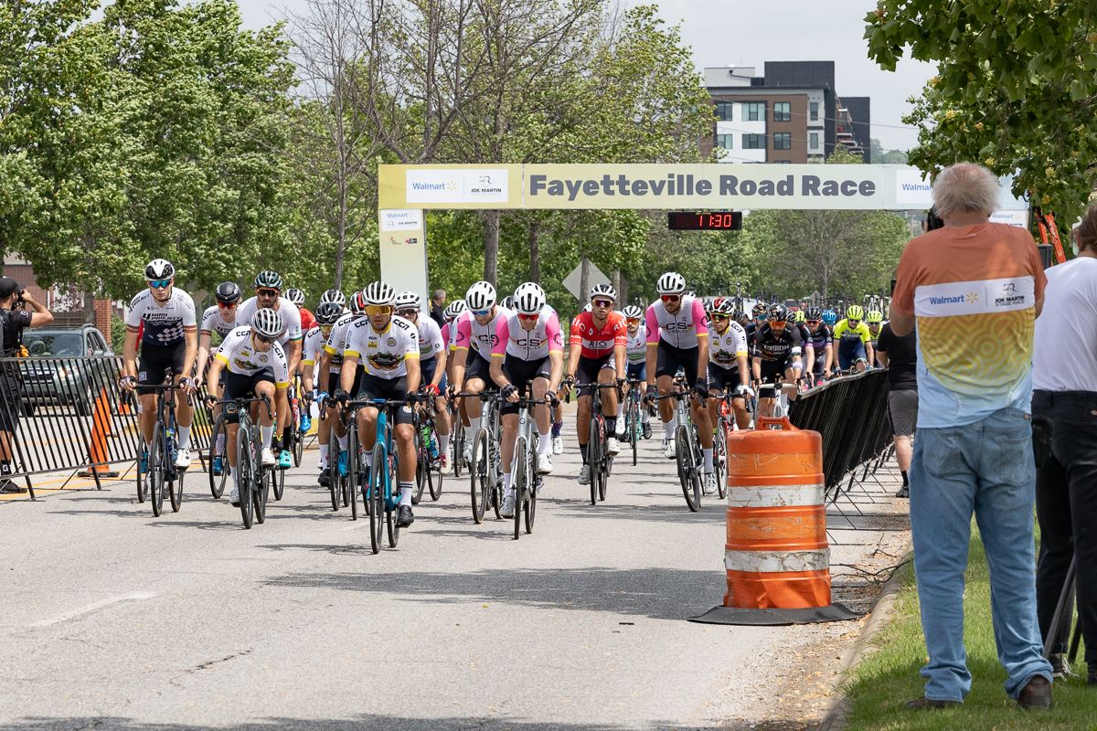 The men's race began on time at 11:30AM, with a 5.6mile neutral roll-out