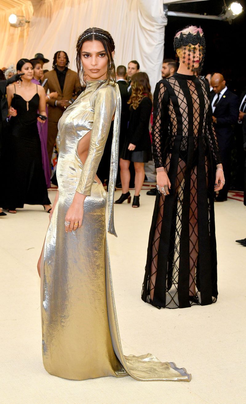 Fashion model, Fashion, Haute couture, Clothing, Dress, Gown, Event, Fashion design, Fashion show, Runway,