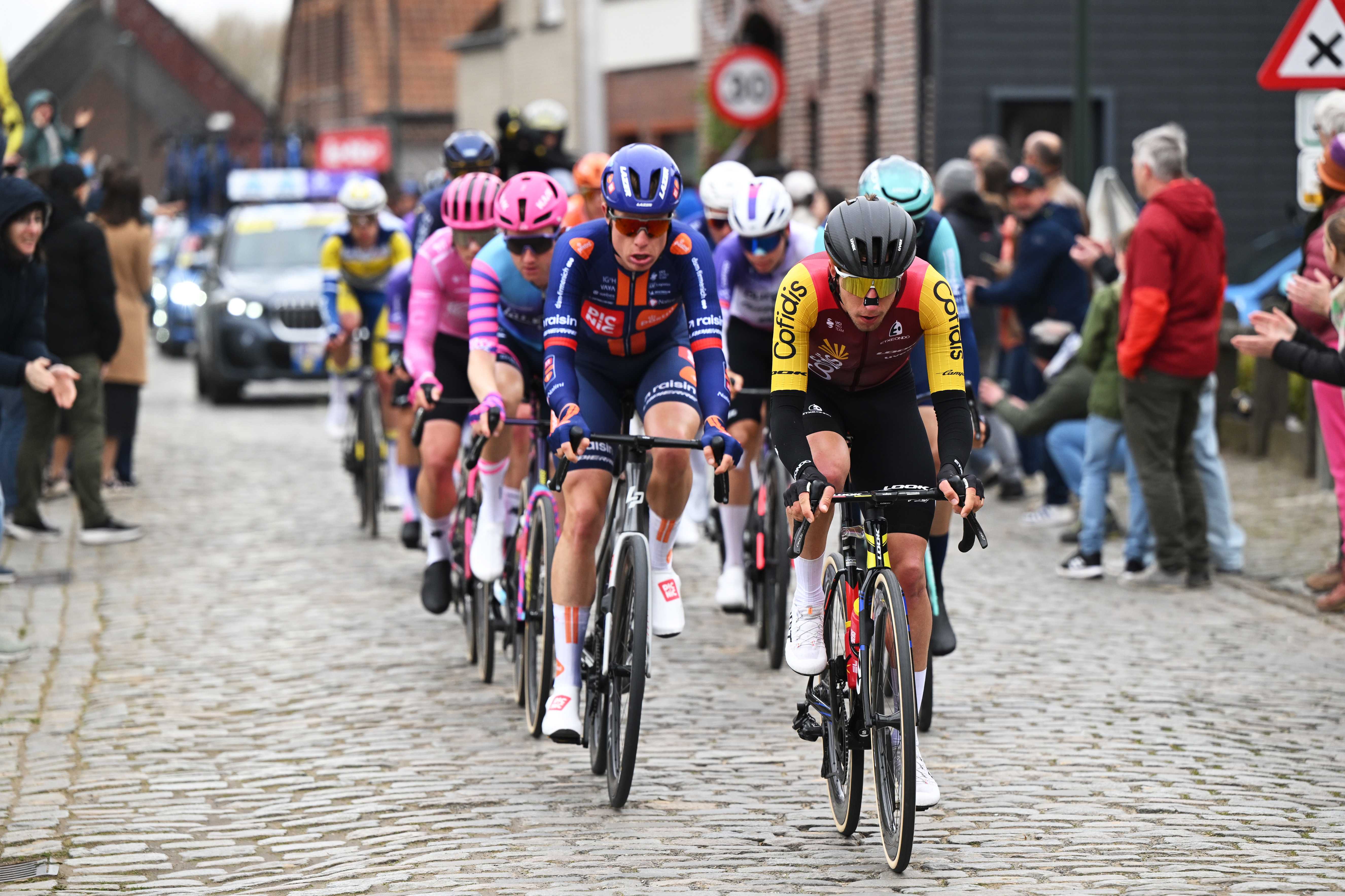Tour of Flanders Men LIVE - The first cobbles sections have been tackled