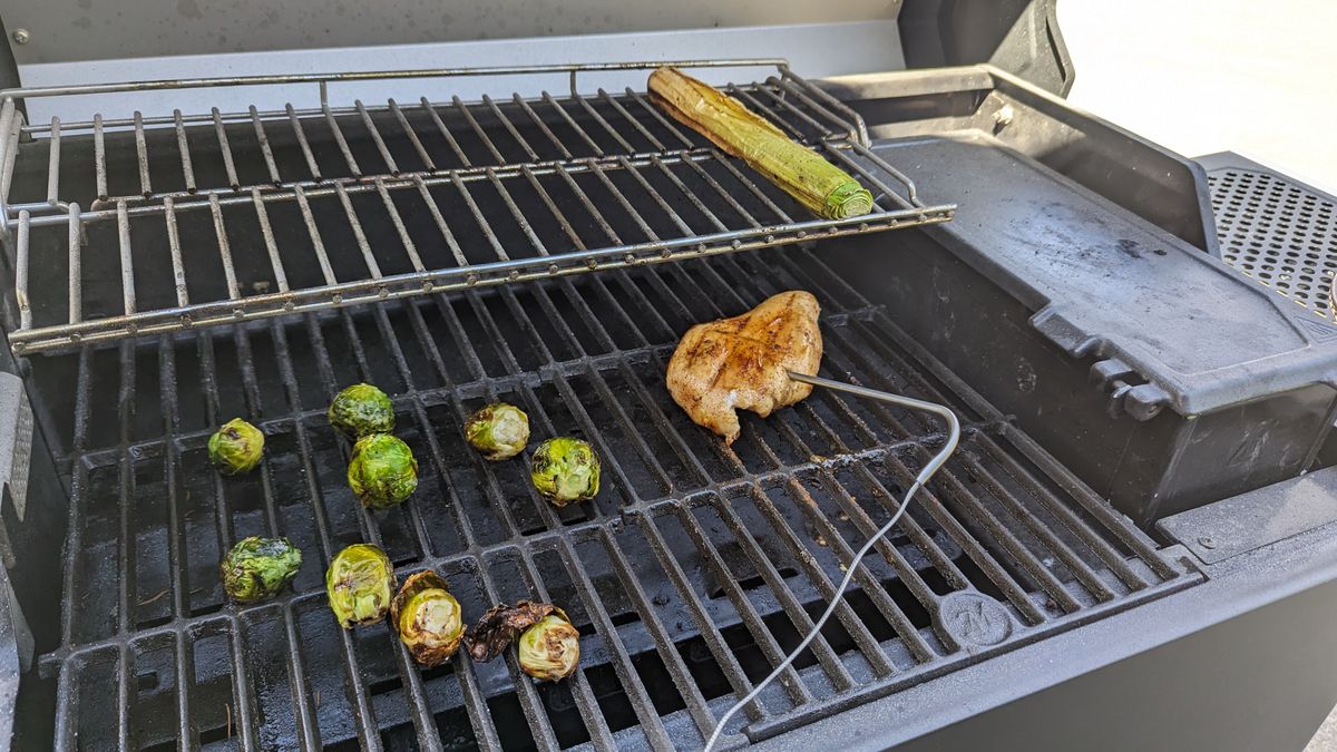 Masterbuilt AutoIgnite&trade; Series 545 Digital Charcoal Grill and Smoker