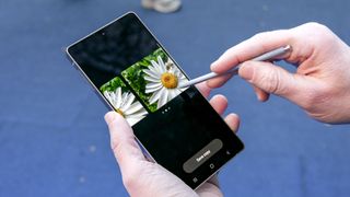 Using the stylus on the Galaxy S25 Ultra