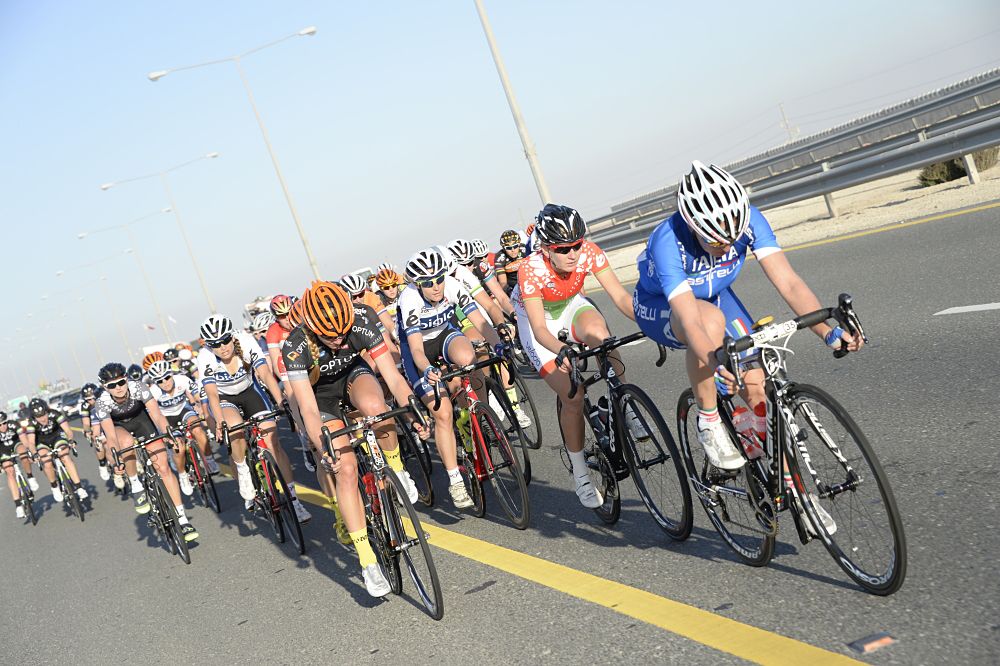The peloton during stage 1 of the Ladies Tour of Qatar