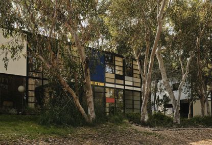Case Study House #8, designed by Charles and Ray Eames for themselves, was one of roughly two dozen homes built as part of a programme initiated by Arts & Architecture magazine in 1945