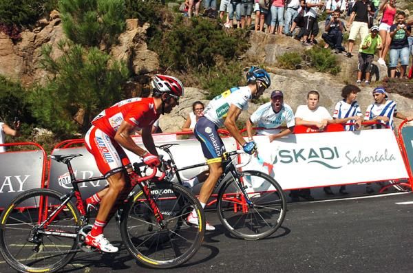 Vuelta leader Joaquim Rodriguez (Katusha) and Alberto Contador (Saxo Bank) go head-to-head on the steep slope of the Mirador de &Eacute;zaro climb.