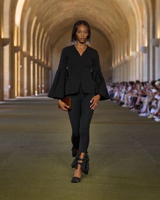 fb4rTTKQF4Nb7jCVj6BiaU-320-80 أهم الاتجاهات من عرض Jacquemus Spring/Summer 2026