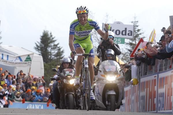 Ivan Basso crosses the line to win stage 15