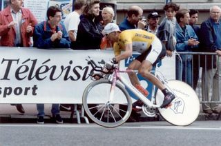 Most bike frames in 1997 were still made out of metal, which limited what designers could do in terms of aerodynamic shaping. Here, Jan Ullrich tears around the Saint-Etienne course on a bike with a disc rear wheel, medium-depth front wheel, and aero bars but with just a teardrop-shaped down tube instead of the full-blown aero creations of today.