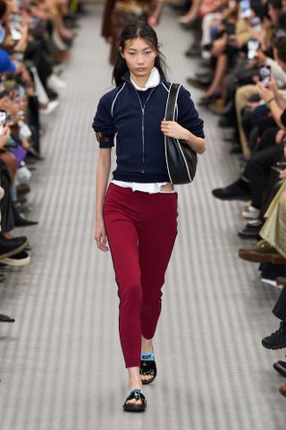 Rote Leggings und blaue sportliche Jacke bei Miu Miu für die Paris Fashion Week Frühling Sommer 2025