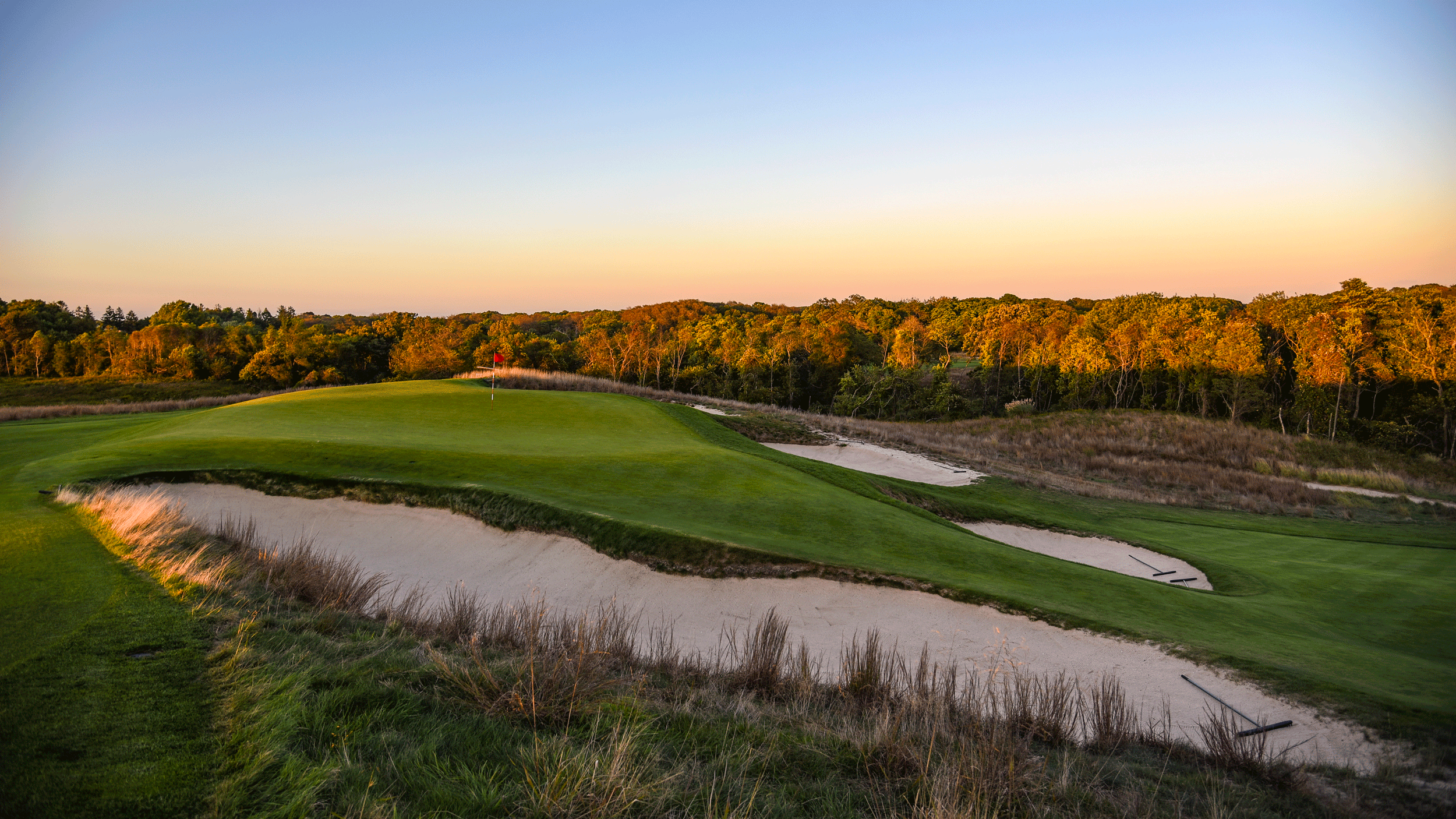 A general image of 'Hill Head' - the par-3 11th hole at Shinnecock Hills
