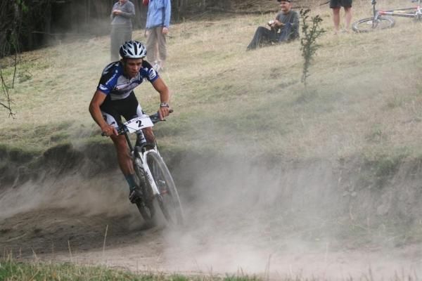 Carl Jones on his way to winning the elite men's race