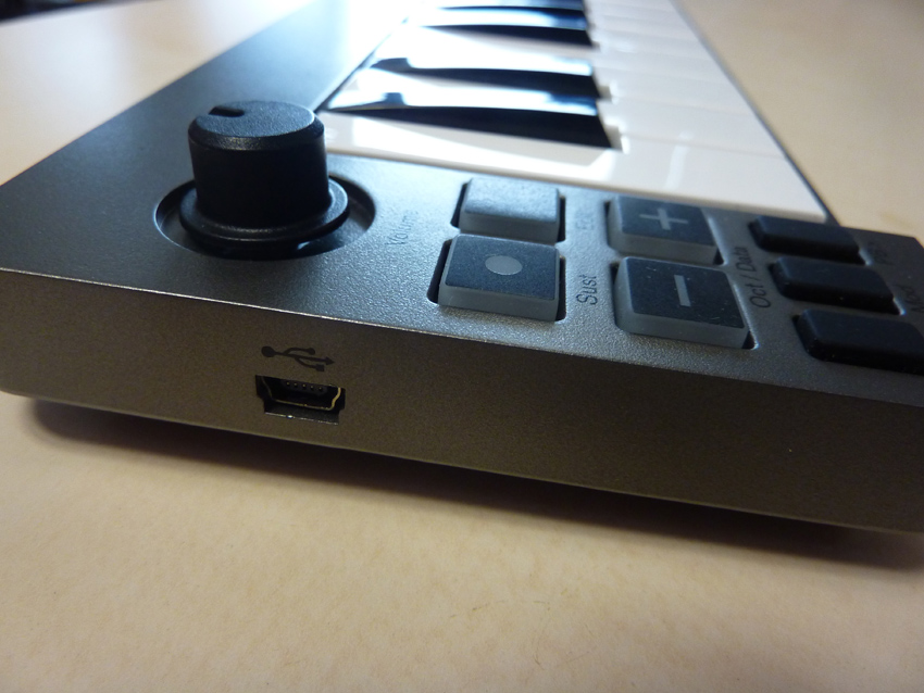 A mini USB port provides bus power and sends MIDI data.
