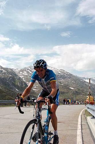 Manuel Beltran (Discovery) over the top of the Gotthardpass