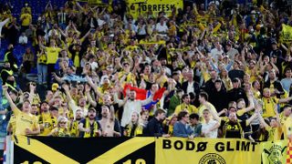 Et bilde av Den gule horde, Bodø/Glimt-supportere på kamp i vill jubel