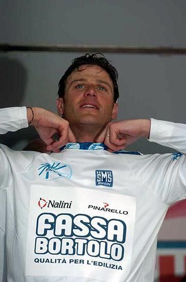 Alessandro Petacchi pulls on the proTour leader jersey.