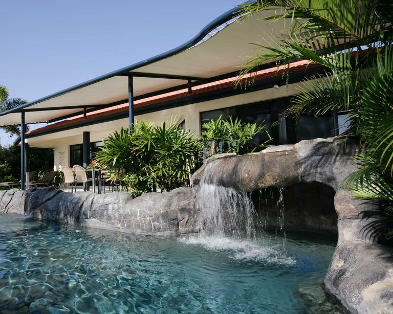 Pool grotto ideas 9 statement structures Gardeningetc