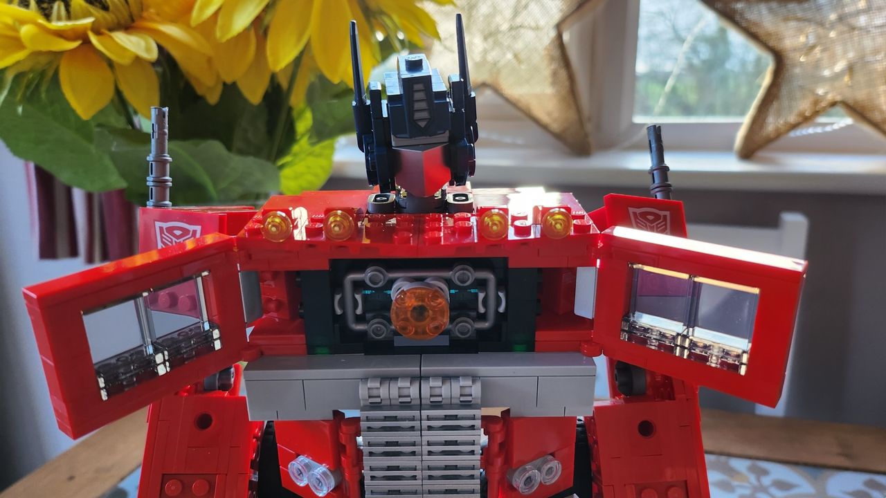 Lego Optimus Prime (10302)_close up of Optimus Prime top with chest panels open