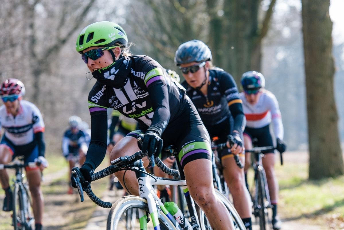 Leah Kirchmann (Liv-Plantur) protects herself against the mud
