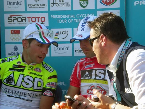ISD-Neri directeur sportif Luca Scinto in serious discussion with his winning riders Giovanni Visconti and Diego Caccia.
