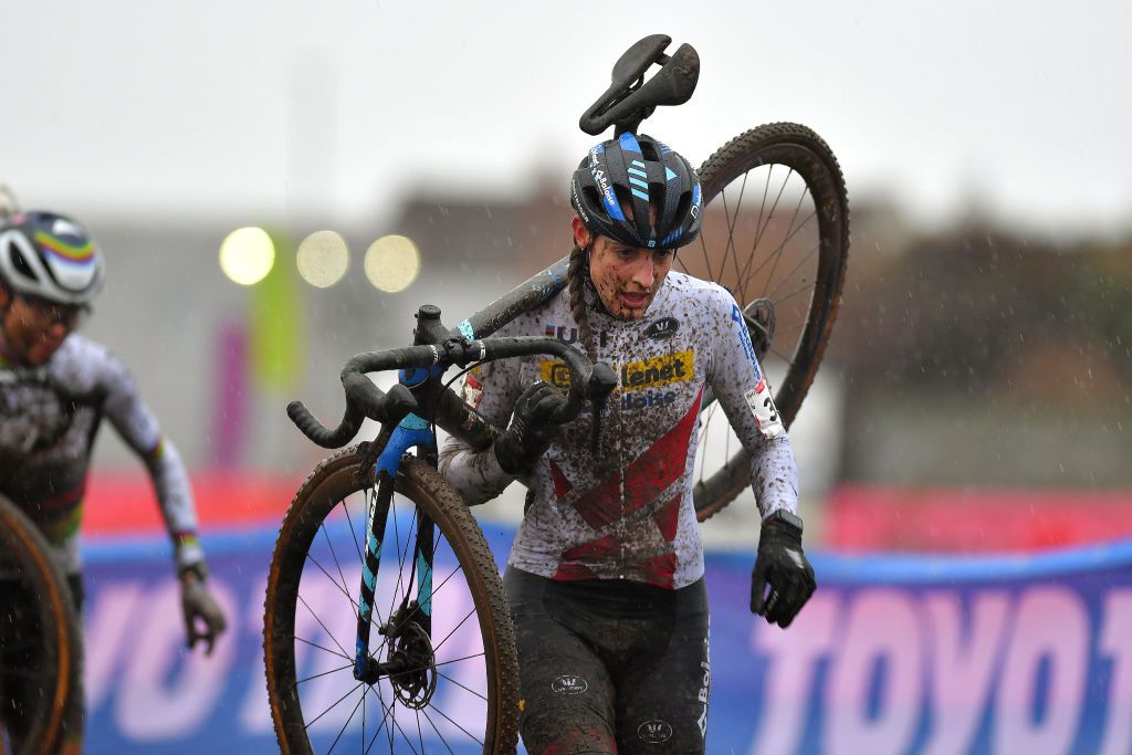 DENDERMONDE BELGIUM DECEMBER 27 Lucinda Brand of The Netherlands and Team Telenet Baloise Lions Mud during the 1st Dendermonde World Cup 2020 Women Elite dendermonde CXWorldCup UCICyclocrossWC Cyclocross on December 27 2020 in Dendermonde Belgium Photo by Luc ClaessenGetty Images