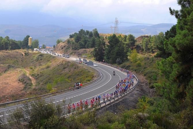 The peloton on the first long climb of the course