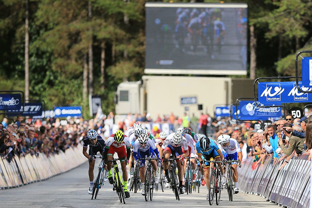 The leaders bear down on the finish in the U23 road race