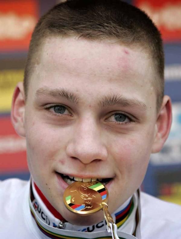 Mathieu van der Poel with his gold medal