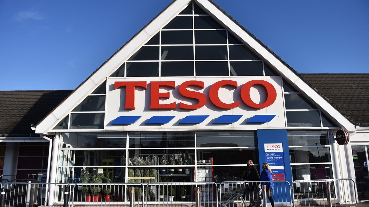 Tesco recalls crisps and cake fondant over contamination fears | GoodtoKnow