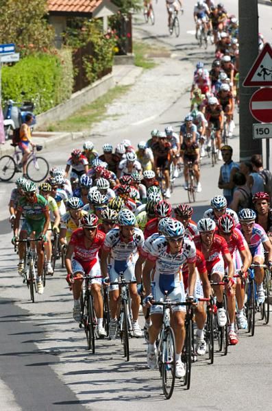 Serramenti PVC Diquigiovanni-Androni Giocattoli heads the peloton.